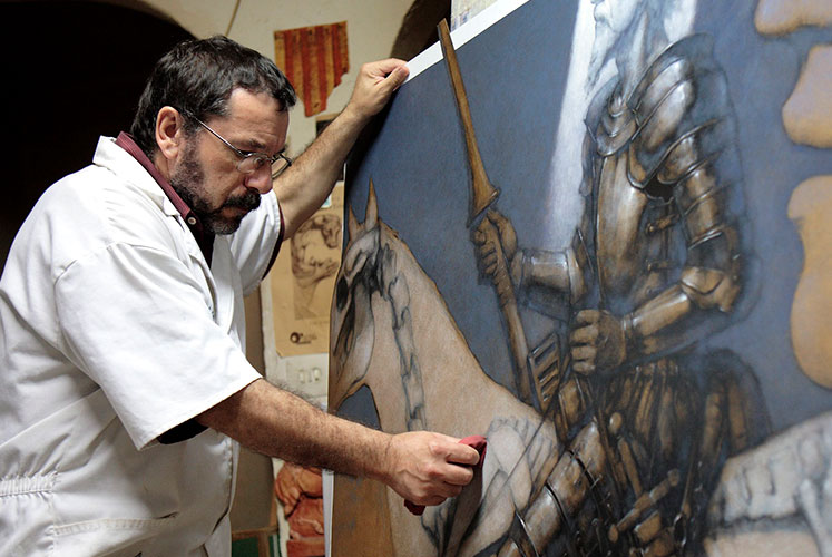 Joan Castejón con un cuadro de su serie sobre el «Quijote».