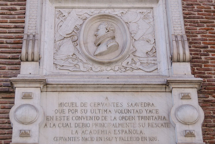 Lápida en recuerdo de Miguel de Cervantes en el muro del convento de San Ildefonso, en la calle de Lope de Vega. © Memoria de Madrid, Ayuntamiento de Madrid.