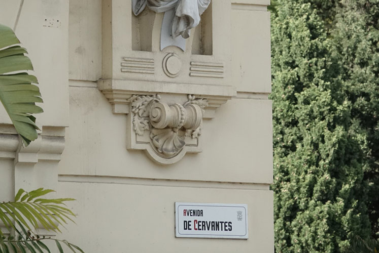 Placa de la avenida de Cervantes en la fachada del Ayuntamiento.