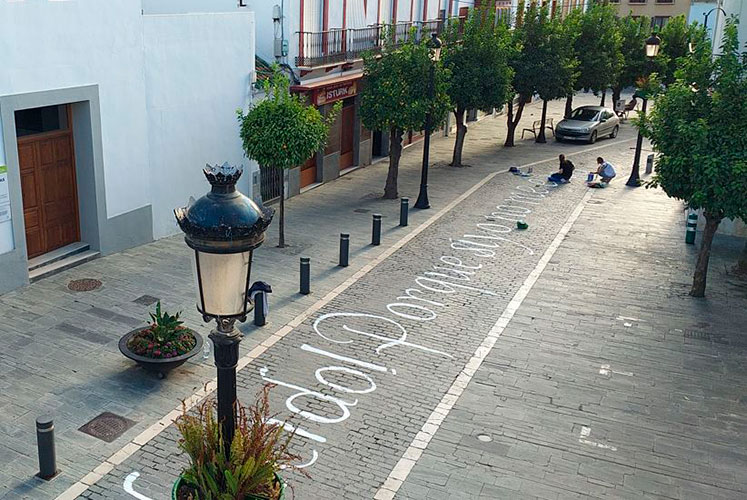 Detalle del Verso Gigante, intervención urbana de Julio Rodríguez entorno a la Casa Cervantes.