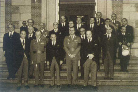  Juan Carlos I con el primer Gobierno de la Monarquía, bajo la presidencia de Arias Navarro. 
