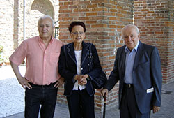 Rinaldo Froldi, a la derecha, con su mujer Ada, y Joan Oleza, catedrático de la Universitat de València, en Sabbioneta, Mantua, junio de 2009.