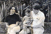 Sergio Ramírez con su esposa Tulita y su hijo Sergio en San José, Costa Rica en 1966 (Fuente: Archivo personal de Sergio Ramírez)