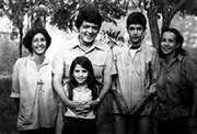 Familia Ramírez Guerrero en Managua en la partida de los hijos a la Cruzada Nacional de Alfabetización en 1980 (Fuente: Archivo personal de Sergio Ramírez)