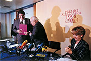 Sergio Ramírez recogiendo el I Premio Alfaguara de Novela en Madrid en 1998 (Fuente: Archivo personal de Sergio Ramírez)