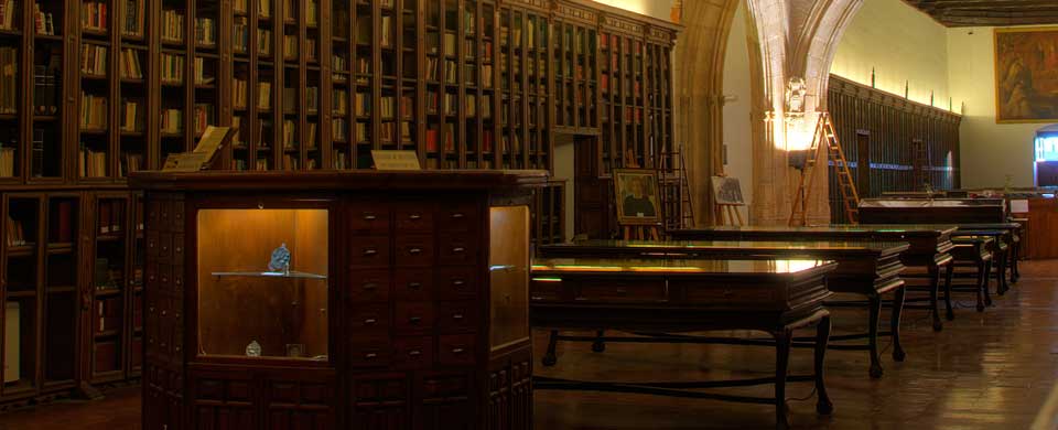 Imagen de la Antigua Librería en la parte central. A izquierda, 'Liber mozarabicus canticorum et horarum' (detalle). A la derecha, 'Infort¡atum' (detalle).