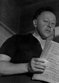 Plano medio de Arthur Rubinstein y Jasha Heifetz leyendo una partitura
