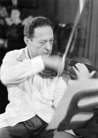 Plano medio de Jascha Heifetz tocando el violín