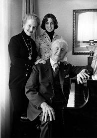 Foto de familia de Aniela Rubinstein, Amy Coffin Rubinstein y Arthur Rubinstein sentado al piano posando