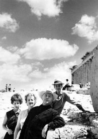 Plano medio de Alina, Aniela, Arthur y John Rubinstein posando al fondo el Partenón
