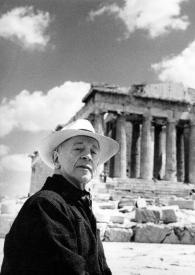 Plano medio de Arthur Rubinstein delante del Partenón