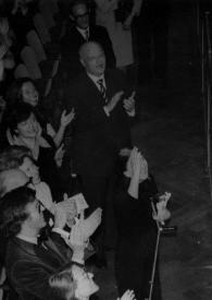 Plano general de Arthur Rubinstein (perfil izquierdo) saludando al público