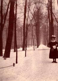 Plano general de Alice Rosentower  posando en un jardín (Tiergarten) nevado durante el invierno