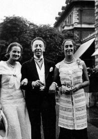 Portada:Plano general de Aniela Rubinstein, Arthur Rubinstein y Lady Aline Cholmondeley posando en los jardines de la casa