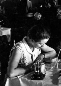 Portada:Plano medio de Aniela Rubinstein (embarazada de Eva Rubinstein) y Arthur Rubinstein sentados en la mesa de  un restaurante