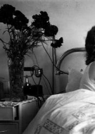 Portada:Plano general de Aniela Rubinstein posando en la cama de un hospital Paul Rubinstein, recién nacido, en brazos