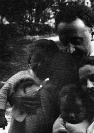 Portada:Plano medio de Arthur Rubinstein con Eva Rubinsteinen brazos y Aniela Rubinstein con Paul Rubinstein en brazos posando