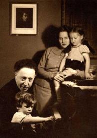 Portada:Plano general de Arthur Rubinstein con Paul Rubinstein, sentados al piano y Aniela Rubinstein abrazando a Eva Rubinstein