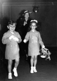 Portada:Plano general de Paul Rubinstein, Aniela Rubinstein y Eva Rubinstein posando y caminando