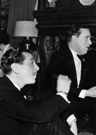Portada:Plano general de Reginald Gardiner y Charlie Chaplin cantando a Gladys Peabody