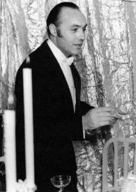 Portada:Plano medio de Charles Boyer (perfil derecho) de pie charlando con Lili Damita (perfil izquierdo) sentada