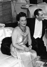 Portada:Plano general de la Condesa Dorothy di Frasso, Basil Rathbone, Arthur Rubinstein y Bette Davis charlando y posando