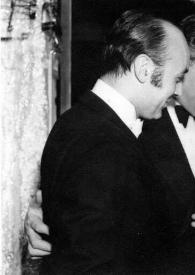 Portada:Plano medio de Charles Boyer (perfil derecho), David Selznick y Olivia de Havilland (medio perfilk izquierdo) charlando