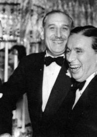 Portada:Plano medio de Sir Victor Sassoon, Charlie Chaplin y Reginald Gardiner charlando y riendo