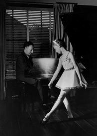 Portada:Plano general de Arthur Rubinstein sentado al piano, mientras Eva Rubinstein lo acompaña bailando.
