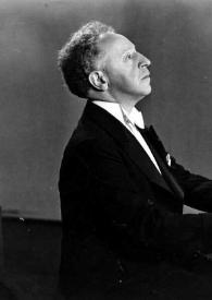 Portada:Plano medio de Arthur Rubinstein (perfil derecho) sentado al piano