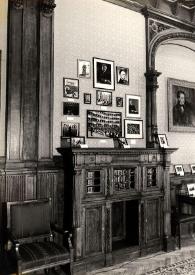 Portada:Plano general de una de las salas del Museo, con fotografías colgadas de la pared y un cuadro de Arthur Rubinstein de joven