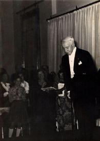Portada:Plano general de Arthur Rubinstein saludando al público de pie junto al piano