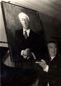 Portada:Plano medio de un hombre que sujeta un cuadro de Arthur Rubinstein