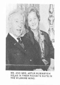 Portada:Mr and Mrs. Artur (Arthur) Rubinstein relax in their favorite suite in the Wilshire Wing