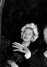 Portada:Plano medio de Arthur Rubinstein charlando con Joan Fontaine