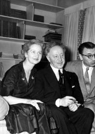 Portada:Plano general de Aniela Rubinstein, Arthur Rubinstein y Bronek Kaper sentados en un sofá posando