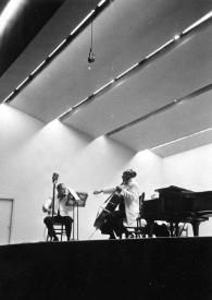 Portada:Plano general del escenario: Jascha Heifetz al violín, Gregor Piatigorsky al violonchelo y Arthur Rubinstein sentado al piano