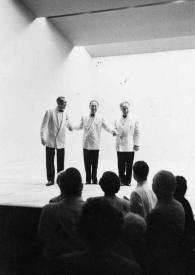Portada:Plano general del escenario: Gregor Piatigorsky, Jascha Heifetz y Arthur Rubinstein saludando al público