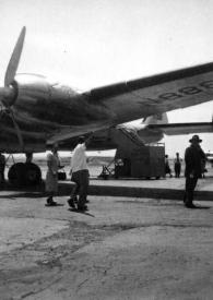 Portada:Plano general de Arthur Rubinstein y Paul Rubinstein bajo el ala de un avión posando