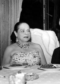 Portada:Plano medio de Helena Rubinstein y Arthur Rubinstein posando sentados a la mesa