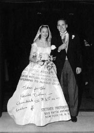 Portada:Plano general de Eva Rubinstein y William Sloane Coffin tras su ceremonia de matrimonio