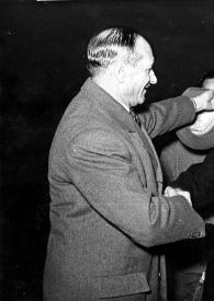 Portada:Plano medio de un músico y Arthur Rubinstein estrechando la mano en la pista del aeropuerto