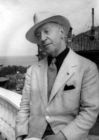 Portada:Plano medio de Arthur Rubinstein sentado en la barandilla de la terraza posando, con sombrero