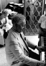 Portada:Plano medio de Arthur Rubinstein sentado al piano, junto a John Rubinstein que le observa. Aniela Rubinstein, en el fondo de la imagen, cosiendo, sentada en un sillón