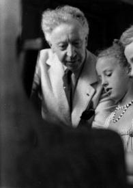 Portada:Plano medio de Alina Rubinstein y John Rubinstein sentados al piano mientras Arthur Rubinstein les observa