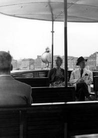 Portada:Plano general de Aniela Rubinstein y Arthur Rubinstein sentados en la popa de un barco posando