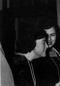 Portada:Plano medio de tres mujeres charlando con Arthur Rubinstein (perfil izquierdo)