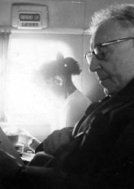 Portada:Plano medio de Arthur Rubinstein leyendo y Alina Rubinstein comiendo junto a la ventana