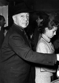 Portada:Plano general de Arthur Rubinstein y Alina Rubinstein recogiendo el equipaje