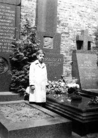 Portada:Plano general de John Rubinstein y Alina Rubinstein en el cementerio junto a la tumba de Emil Mlynarski